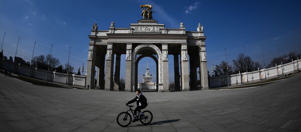 Велосипедист катается на площади перед закрытым входом на территорию ВДНХ в Москве Велосипедист катается на площади перед закрытым входом на территорию ВДНХ в Москве - 俄罗斯卫星通讯社