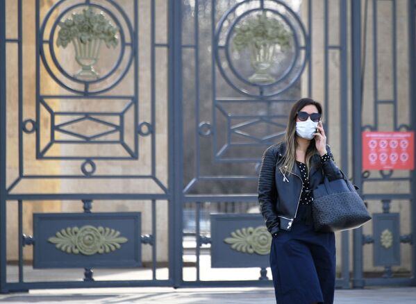Девушка в защитной маске возле ЦПКиО имени М. Горького, закрытого для посетителей - 俄罗斯卫星通讯社