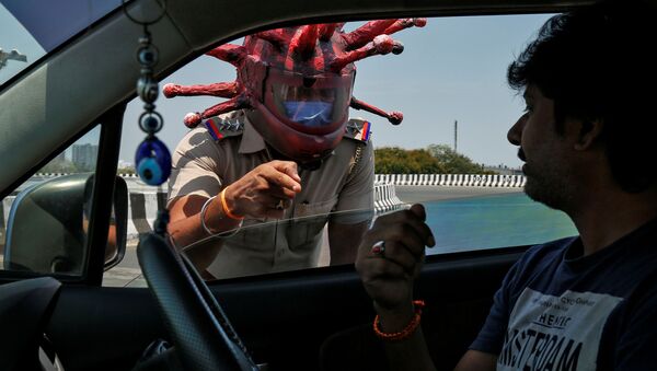 Полицейский в шлеме в виде коронавируса в Индии  - 俄罗斯卫星通讯社