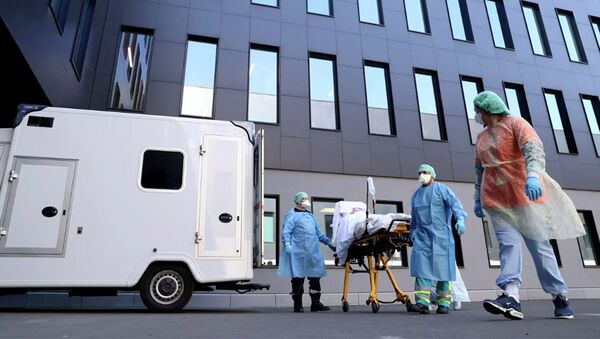 Медики доставляют пациента в больницу в бельгийском Льеже.  - 俄罗斯卫星通讯社