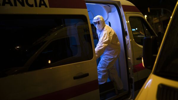 Скорая помощь перевозит пациента с коронавирусом, Испания - 俄羅斯衛星通訊社