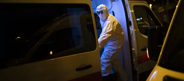 Скорая помощь перевозит пациента с коронавирусом, Испания - 俄羅斯衛星通訊社