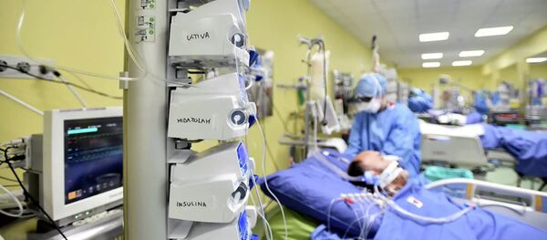 Медицинские работники в палате интенсивной терапии в одной из клиник в Милане, Италия - 俄罗斯卫星通讯社