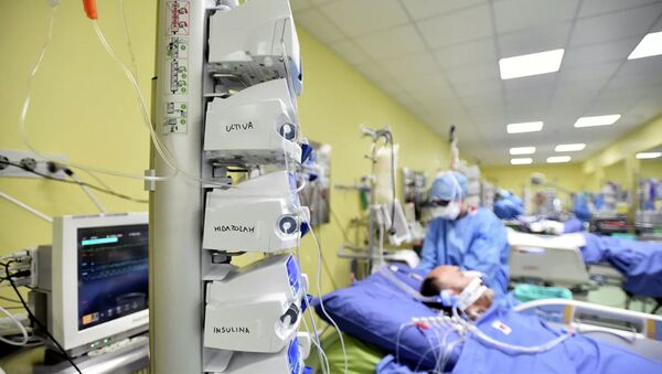 Медицинские работники в палате интенсивной терапии в одной из клиник в Милане, Италия - 俄罗斯卫星通讯社