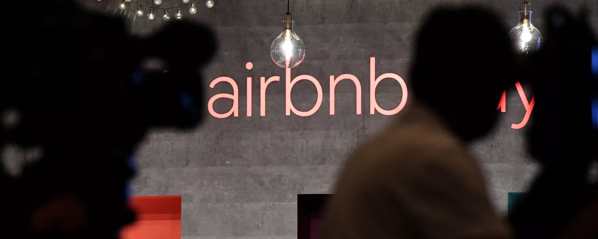 Логотип американской компании Airbnb  - 俄羅斯衛星通訊社, 1920, 24.08.2021