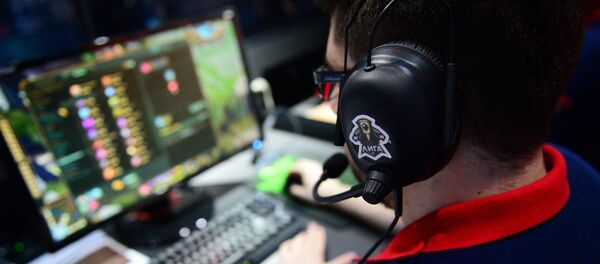 Молодой человек играет в компьютерную игру - 俄罗斯卫星通讯社