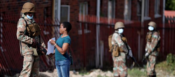 Сотрудник Национальных сил обороны Южной Африки проверяет документы у жителя во время патрулирования в попытке обеспечить 21-дневную общенациональную блокировку Сотрудник Национальных сил обороны Южной Африки проверяет документы у жителя во время патрулирования в попытке обеспечить 21-дневную общенациональную блокировку - 俄羅斯衛星通訊社