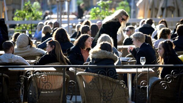 Посетители открытой веранды одного из ресторанов в Стокгольме во время пандемии коронавируса COVID-19  - 俄罗斯卫星通讯社