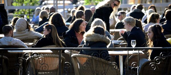 Посетители открытой веранды одного из ресторанов в Стокгольме во время пандемии коронавируса COVID-19 Посетители открытой веранды одного из ресторанов в Стокгольме во время пандемии коронавируса COVID-19 - 俄罗斯卫星通讯社