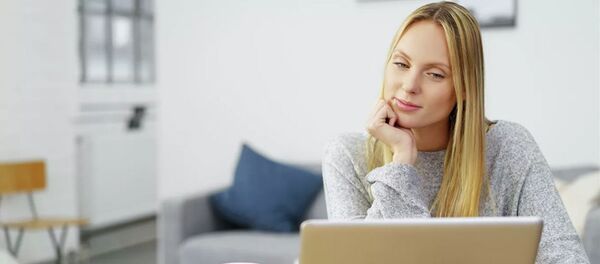 Девушка с компьютером - 俄罗斯卫星通讯社