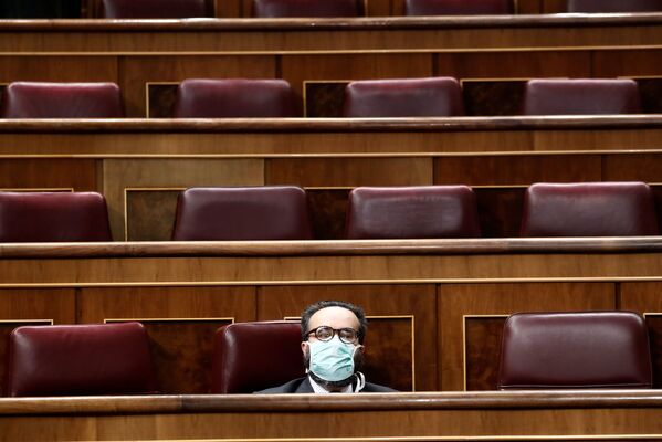 戴口罩的西班牙议会成员若泽·玛丽亚·桑切斯·加西亚 - 俄罗斯卫星通讯社
