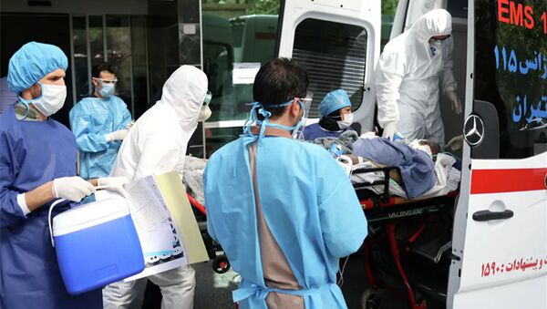 Врачи скорой медицинской помощи перевозят пациента с коронавирусом в больницу в Тегеране - 俄罗斯卫星通讯社