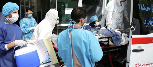 Врачи скорой медицинской помощи перевозят пациента с коронавирусом в больницу в Тегеране - 俄羅斯衛星通訊社