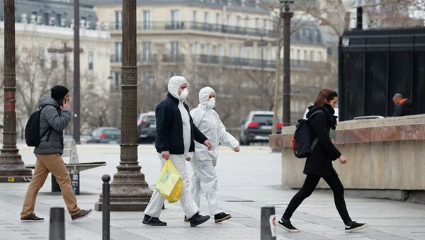 Люди в защитных костюмах в Париже - 俄罗斯卫星通讯社