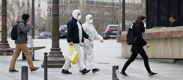 Люди в защитных костюмах в Париже - 俄罗斯卫星通讯社
