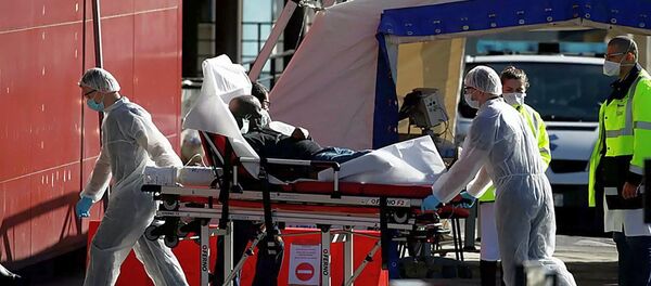 Медработники перевозят пациента - 俄罗斯卫星通讯社