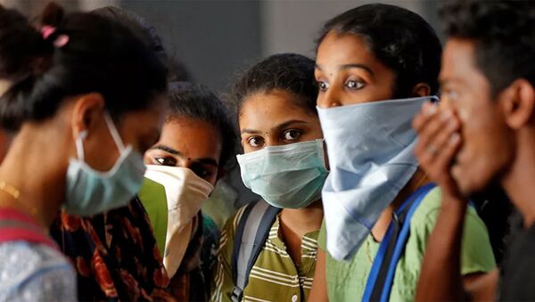 Девушки в медицинских маска в Индии - 俄羅斯衛星通訊社