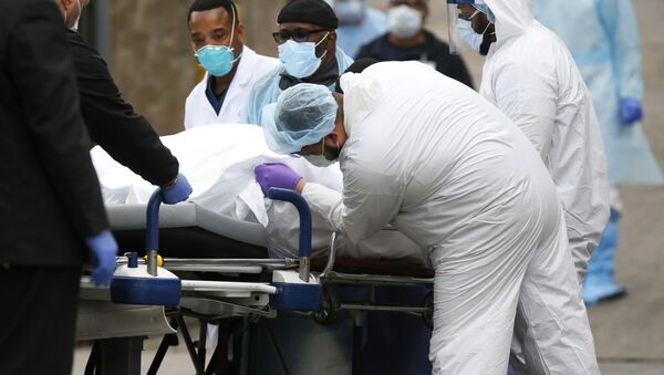 Медики перевозят умершего от коронавируса в больнице в Бруклине, Нью-Йорк - 俄羅斯衛星通訊社