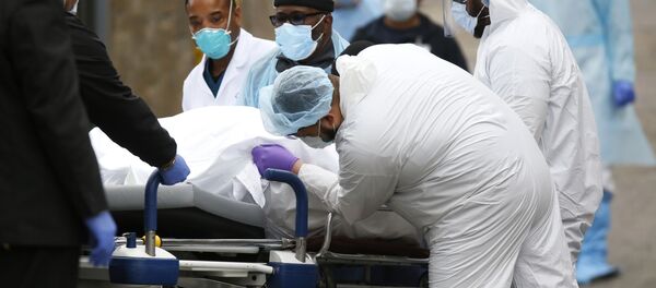 Медики перевозят умершего от коронавируса в больнице в Бруклине, Нью-Йорк - 俄罗斯卫星通讯社