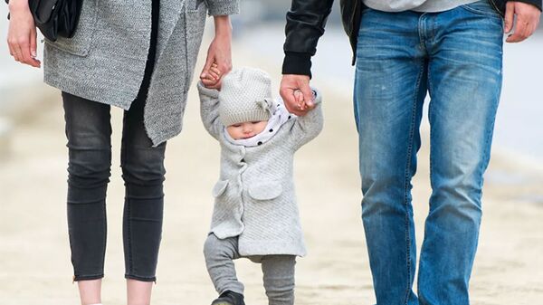 Семья гуляет с ребенком - 俄罗斯卫星通讯社