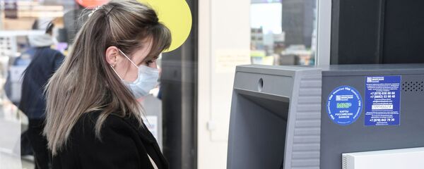Девушка пользуется банкоматом  - 俄罗斯卫星通讯社