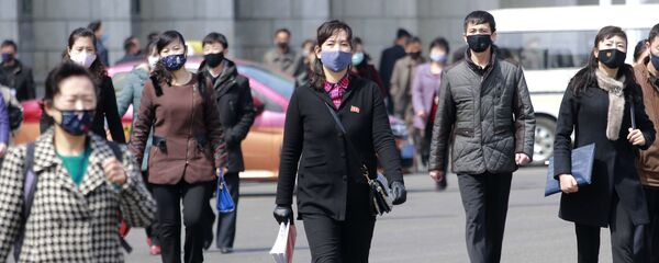 Прохожие в медицинских масках на одной из улиц Пхеньяна, Северная Корея - 俄罗斯卫星通讯社