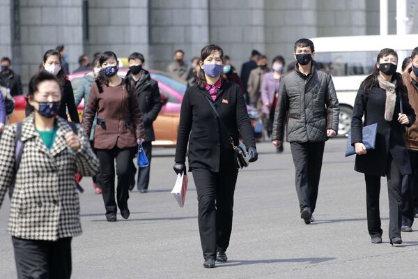 Прохожие в медицинских масках на одной из улиц Пхеньяна, Северная Корея - 俄羅斯衛星通訊社