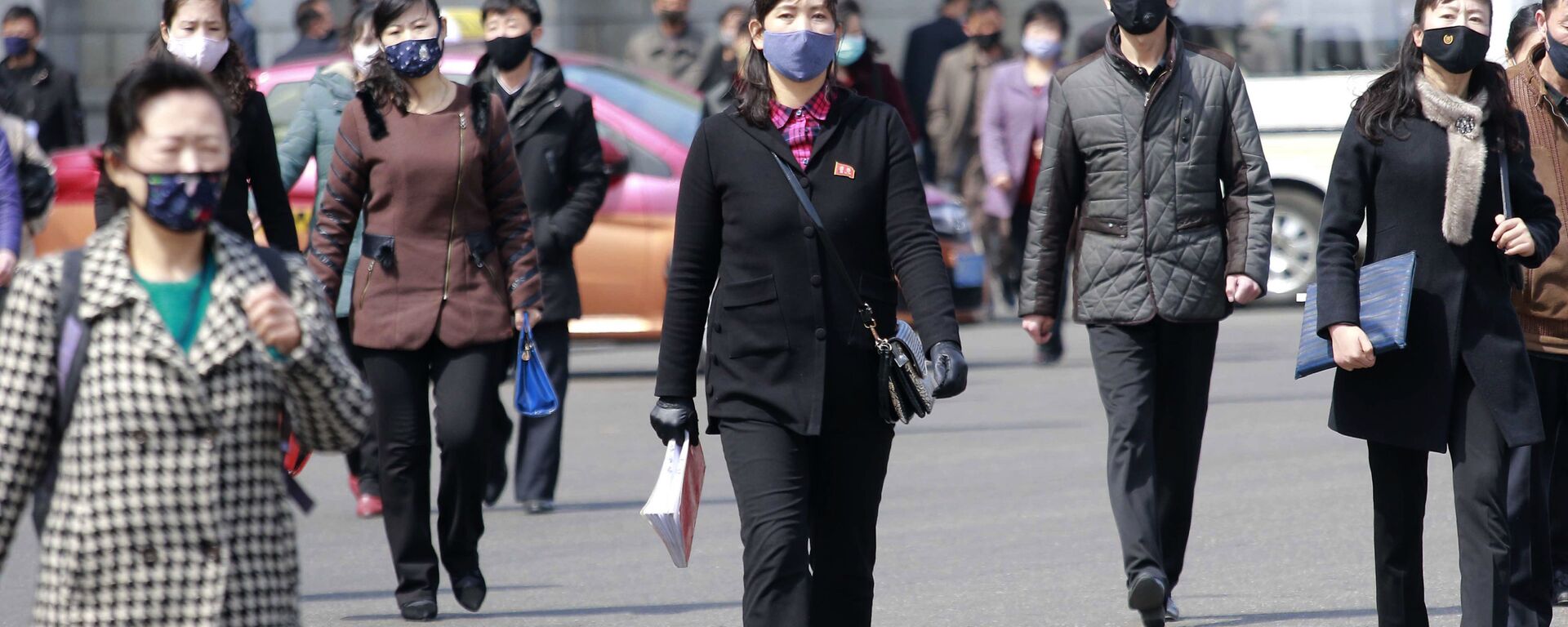 Прохожие в медицинских масках на одной из улиц Пхеньяна, Северная Корея - 俄羅斯衛星通訊社, 1920, 09.05.2020