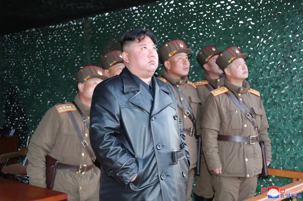 Лидер Северной Кореи Ким Чен Ын с военнослужащими наблюдает за запуском ракеты  - 俄罗斯卫星通讯社