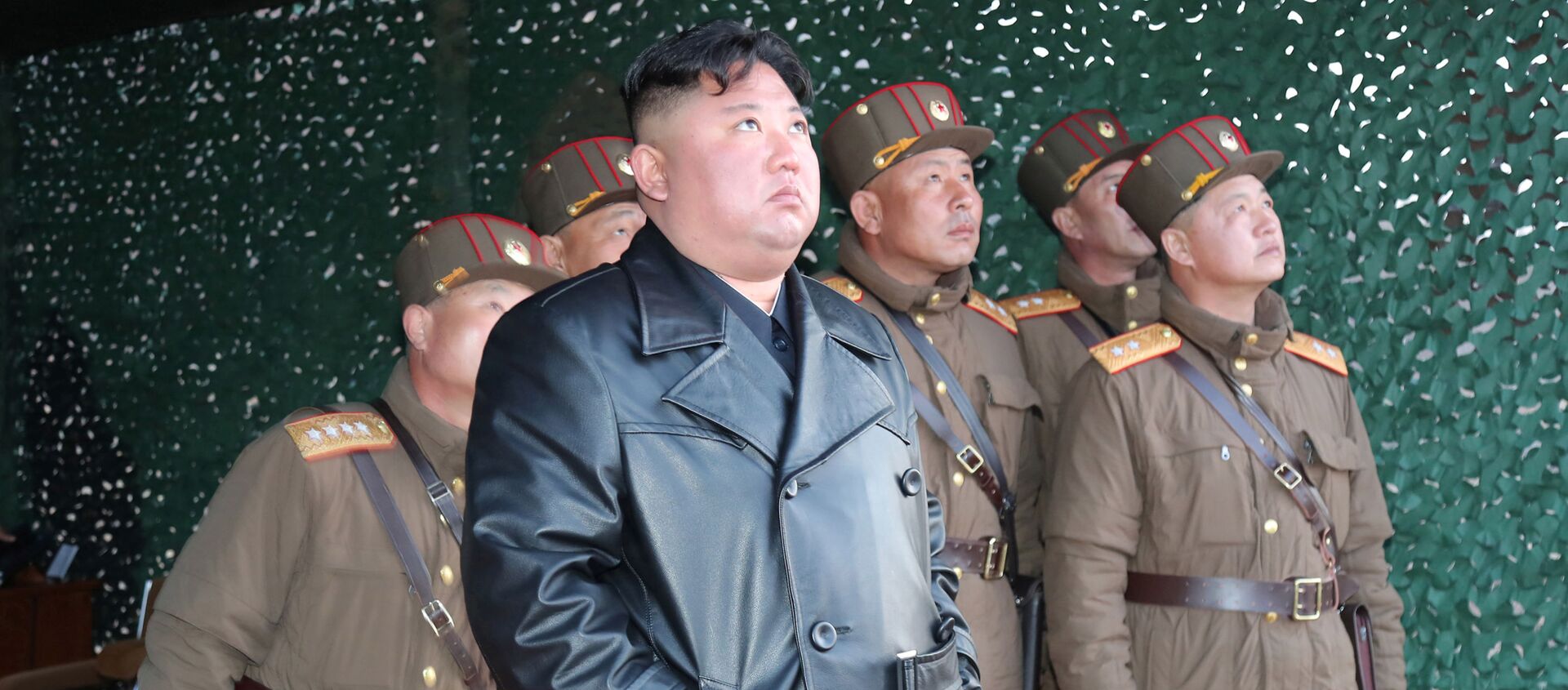 Лидер Северной Кореи Ким Чен Ын с военнослужащими наблюдает за запуском ракеты  - 俄罗斯卫星通讯社, 1920, 25.03.2021