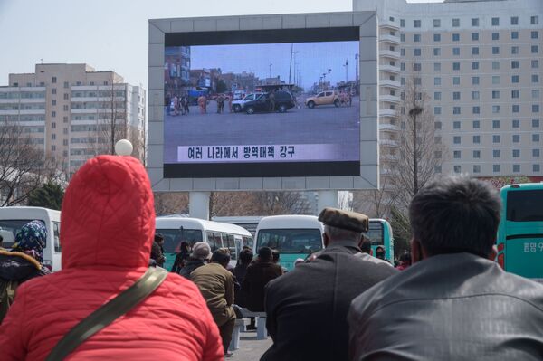 Показ новостей на экране у центрального железнодорожного вокзала в Пхеньяне - 俄羅斯衛星通訊社