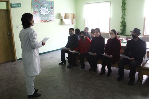 Медсестра во время распространения информации о заболевании в Пхеньяне - 俄罗斯卫星通讯社