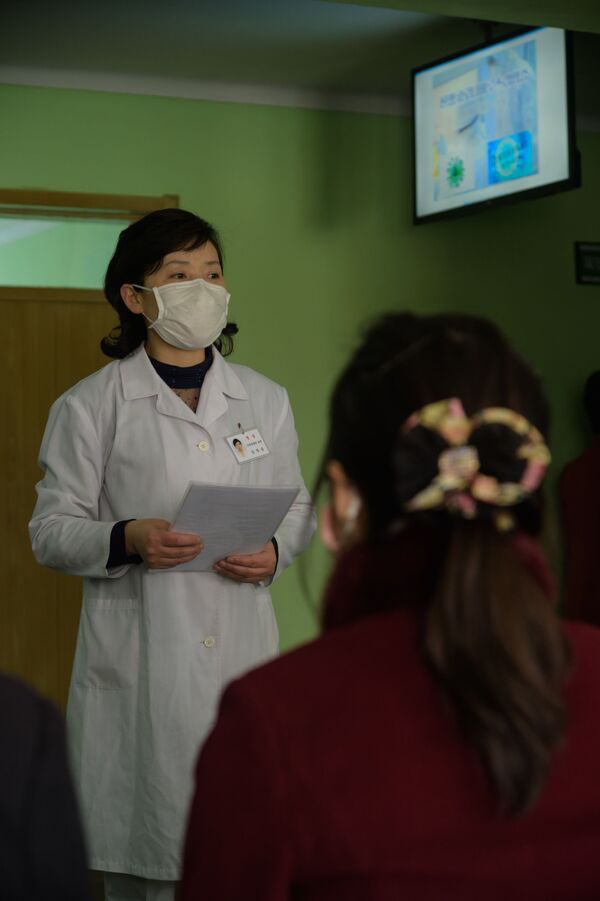 Врач во время распространения информации о заболевании в Пхеньяне - 俄罗斯卫星通讯社