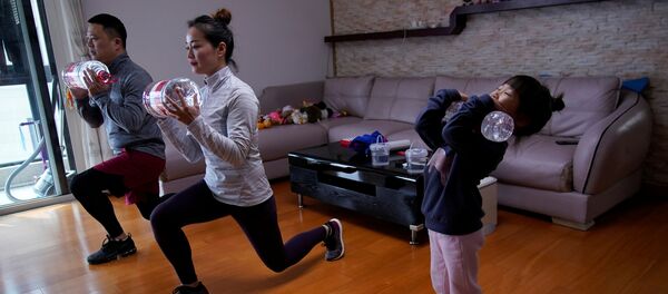 Dino Lin、Stella Zhang和Wowo Lin在家“云健身”，中国上海市 - 俄罗斯卫星通讯社