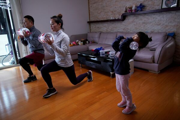 Dino Lin、Stella Zhang 和Wowo Lin在家“云健身”，中国上海市  - 俄罗斯卫星通讯社