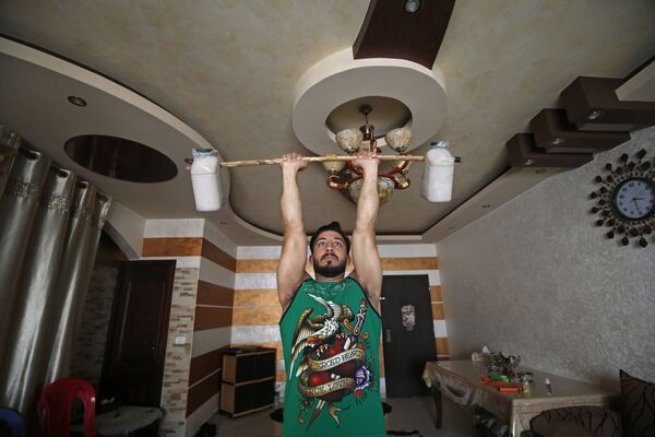 巴勒斯坦健身教练艾哈迈德·萨维（Ahmed Sawi）在家训练  - 俄罗斯卫星通讯社