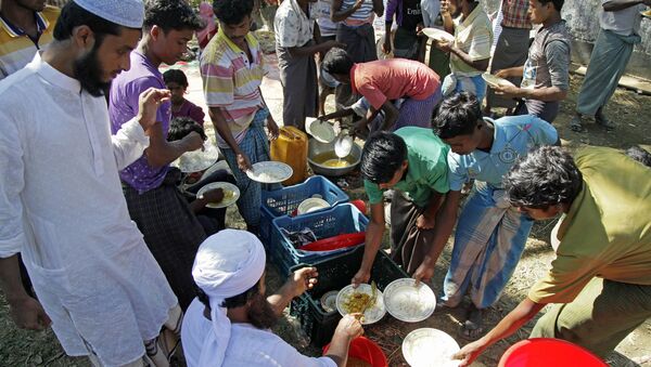 Раздача пищи беженцам рохинджа в лагере Балухали на границе Мьянмы и Бангладеш - 俄罗斯卫星通讯社