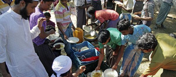 Раздача пищи беженцам рохинджа в лагере Балухали на границе Мьянмы и Бангладеш - 俄罗斯卫星通讯社