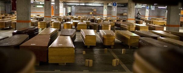 Похоронное бюро в Барселоне превратило парковку в морг для умерших от коронавируса - 俄罗斯卫星通讯社