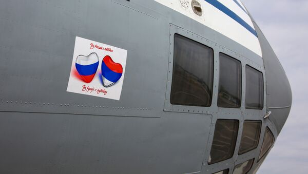 Наклейка на борту военно-транспортного самолета ВКС России Ил-76 МД с гуманитарным грузом для Сербии - 俄羅斯衛星通訊社