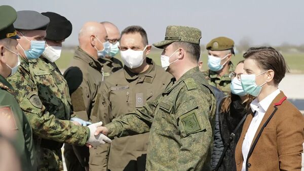 Встреча в Сербии российских военнослужащих, прибывших с гуманитарным грузом - 俄羅斯衛星通訊社