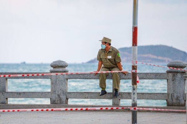 Сотрудник полиции на закрытом пляже в курортном городе Нячанг во Вьетнаме - 俄羅斯衛星通訊社