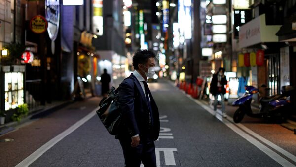 Мужчина в защитной маске на улице Токио - 俄罗斯卫星通讯社