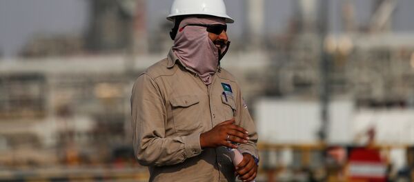 Работник нефтеперерабатывающего завода Aramco в Саудовской Аравии  - 俄罗斯卫星通讯社