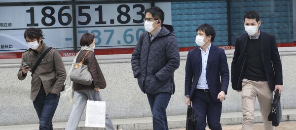 Люди в защитных масках проходят мимо электронного табло биржи ценных бумаг в Токио, Япония Люди в защитных масках проходят мимо электронного табло биржи ценных бумаг в Токио, Япония - 俄罗斯卫星通讯社