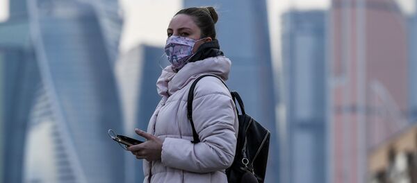 Девушка в маске в Москве - 俄罗斯卫星通讯社