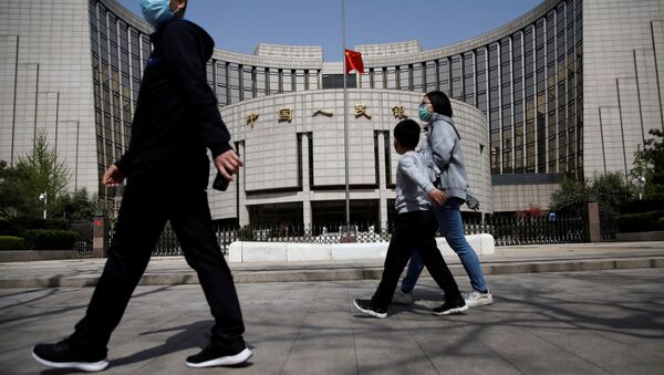 Люди в масках на фоне Народного Банка Китая - 俄羅斯衛星通訊社