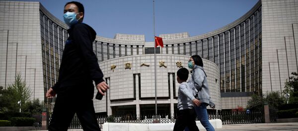 Люди в масках на фоне Народного Банка Китая Люди в масках на фоне Народного Банка Китая - 俄罗斯卫星通讯社