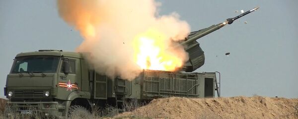 Самоходный зенитный ракетно-пушечный комплекс (ЗРПК) наземного базирования Панцирь-С1 отражает авианалет условного противника - 俄罗斯卫星通讯社
