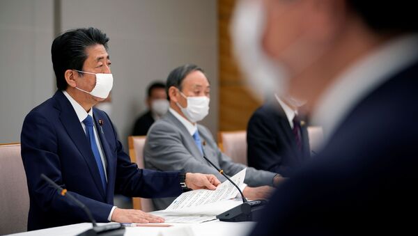 Премьер-министр Японии Синдзо Абэ в медицинской маске на встрече в Токио - 俄罗斯卫星通讯社